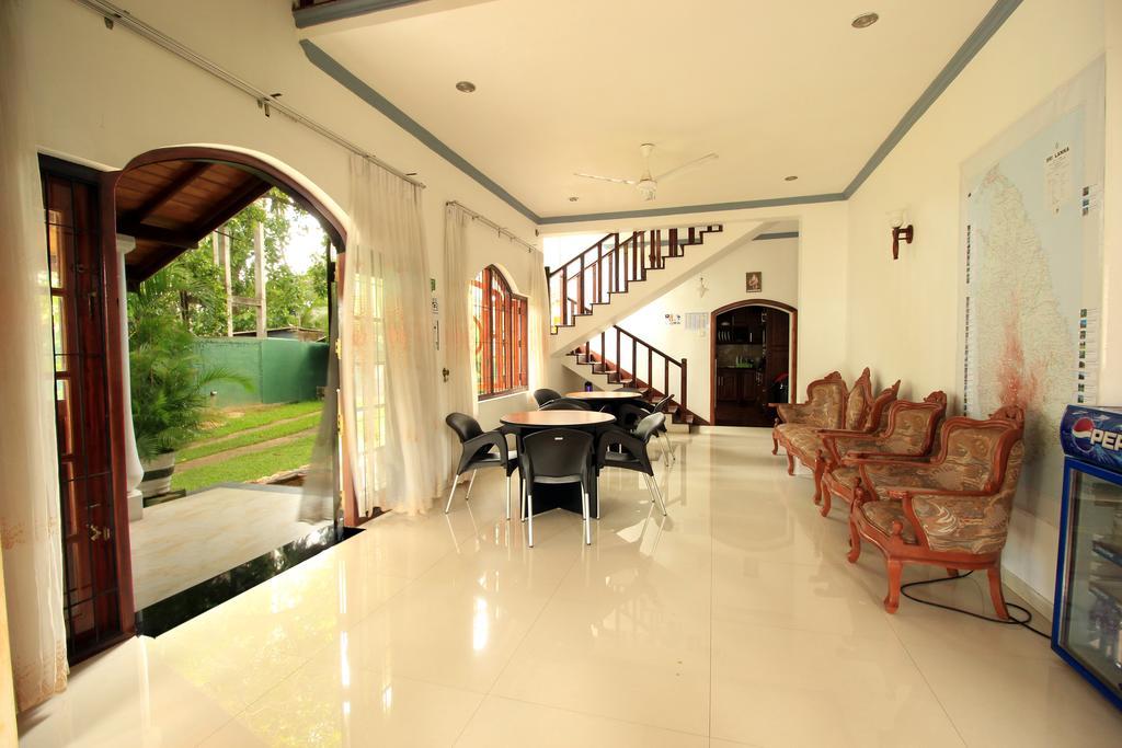 Flipflop Hostel Negombo Buitenkant foto