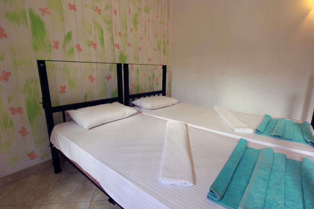 Flipflop Hostel Negombo Buitenkant foto