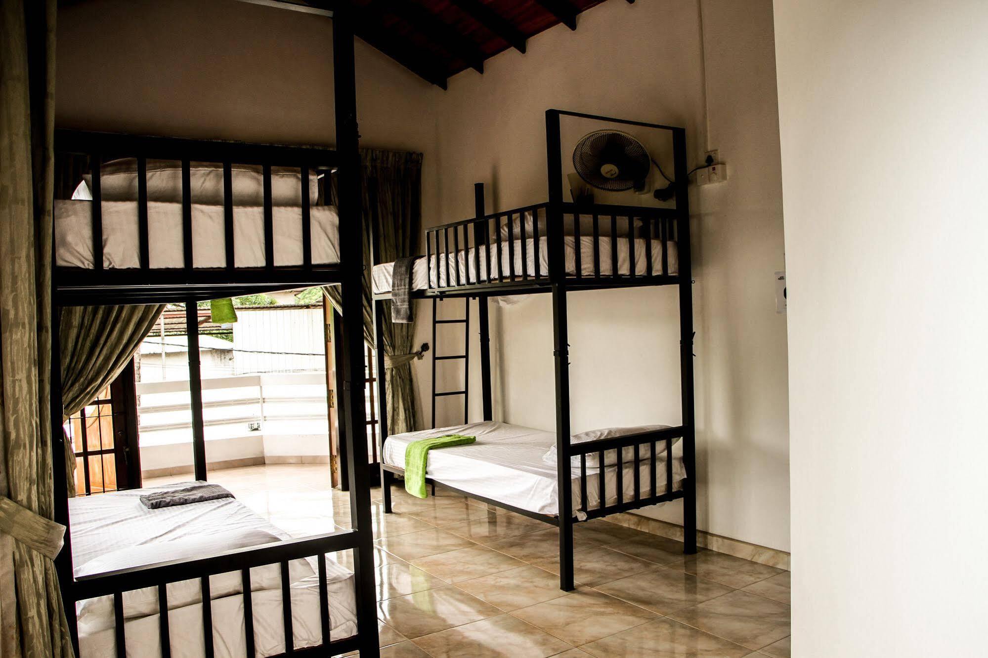 Flipflop Hostel Negombo Buitenkant foto