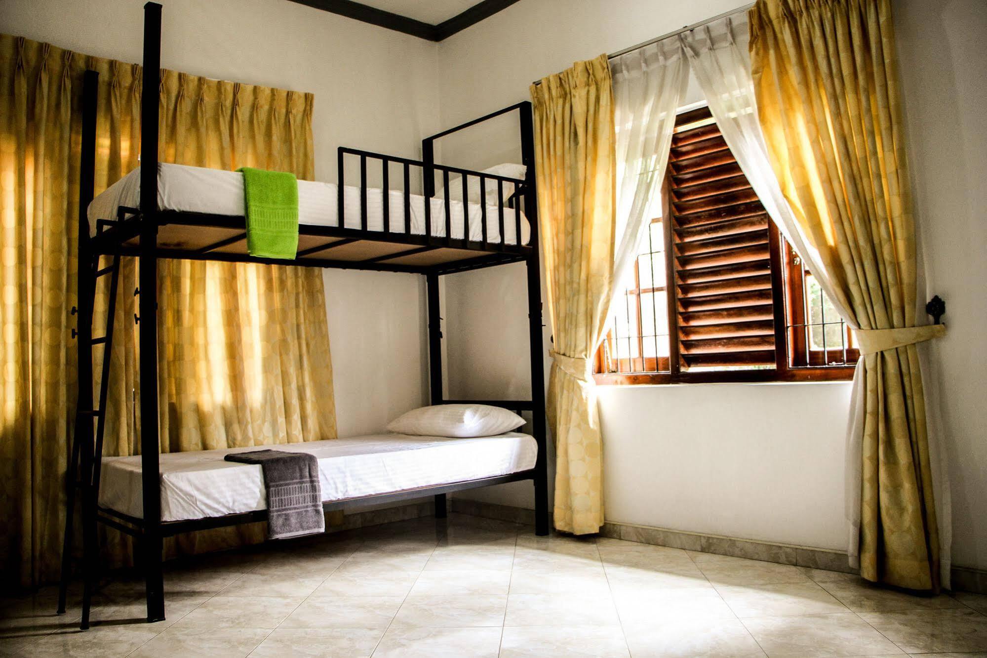 Flipflop Hostel Negombo Buitenkant foto