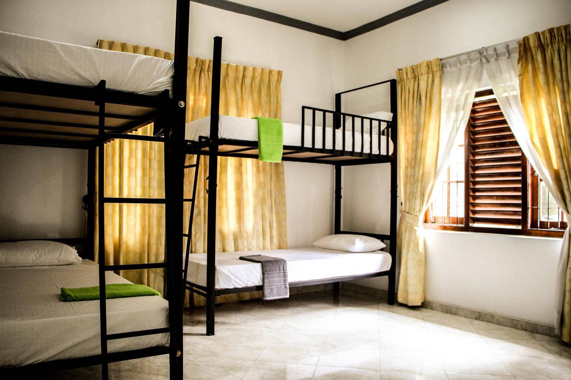 Flipflop Hostel Negombo Buitenkant foto