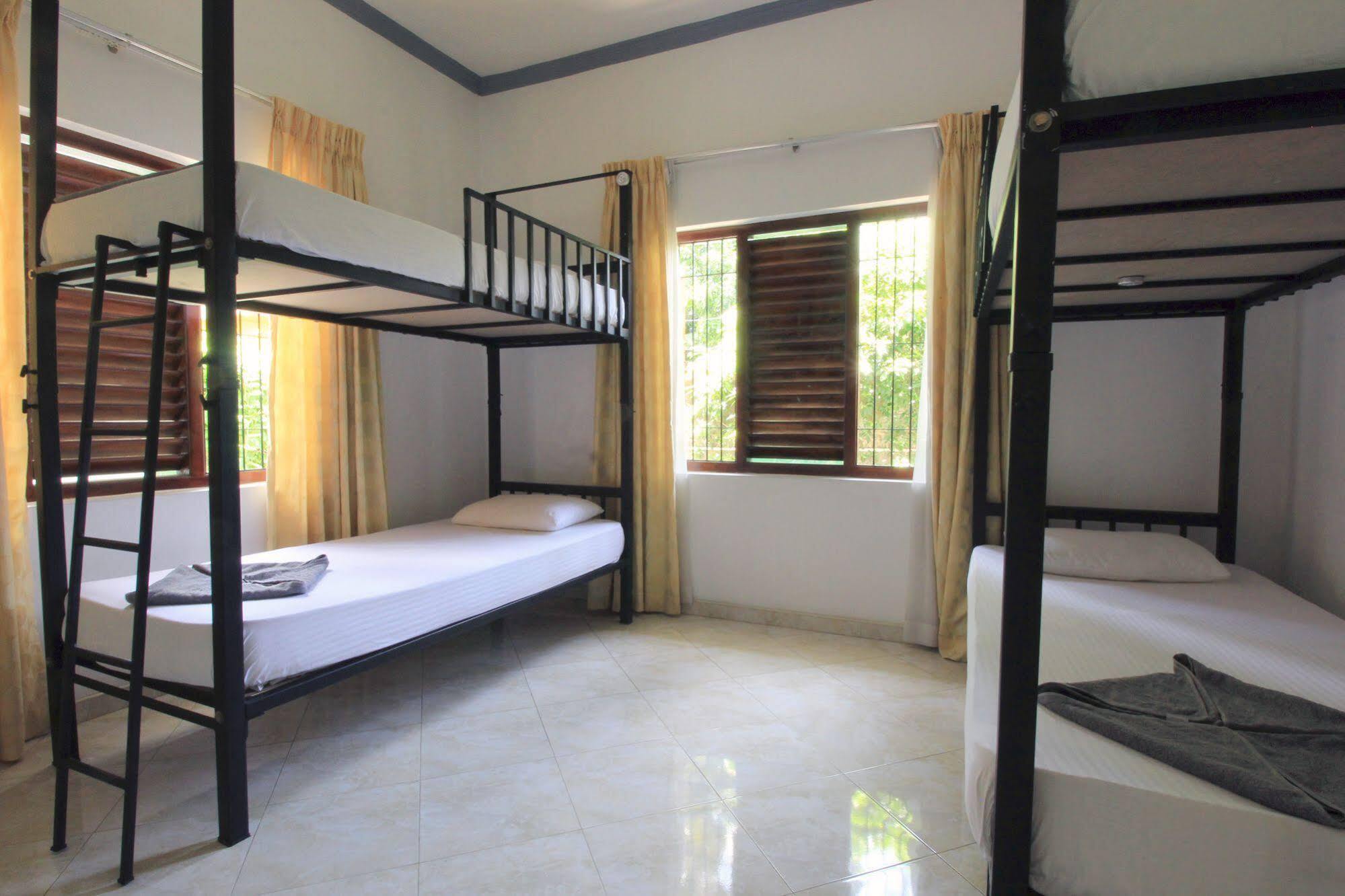 Flipflop Hostel Negombo Buitenkant foto
