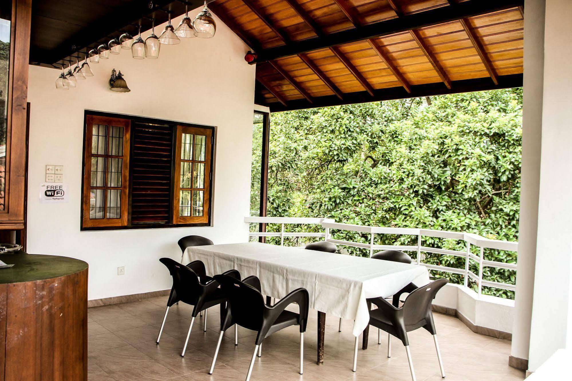 Flipflop Hostel Negombo Buitenkant foto